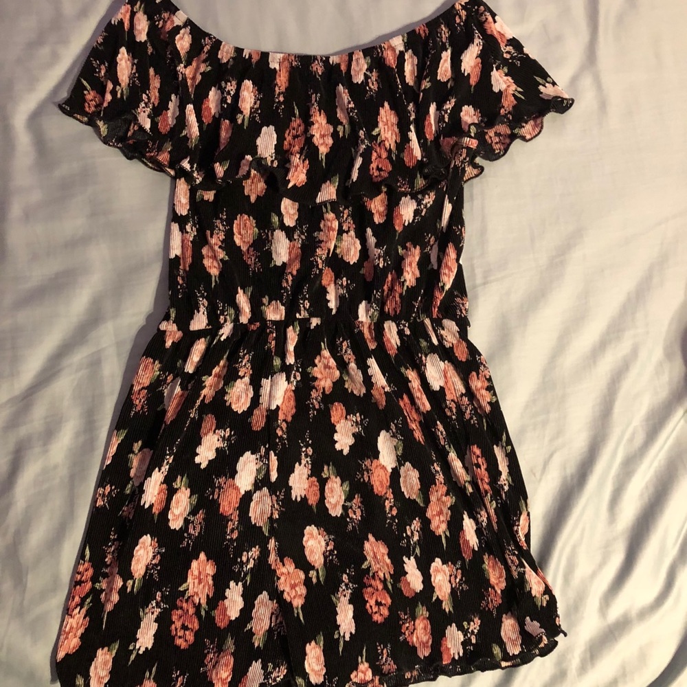 NWOT Floral Romper- SIZE M - Picture 2 of 2